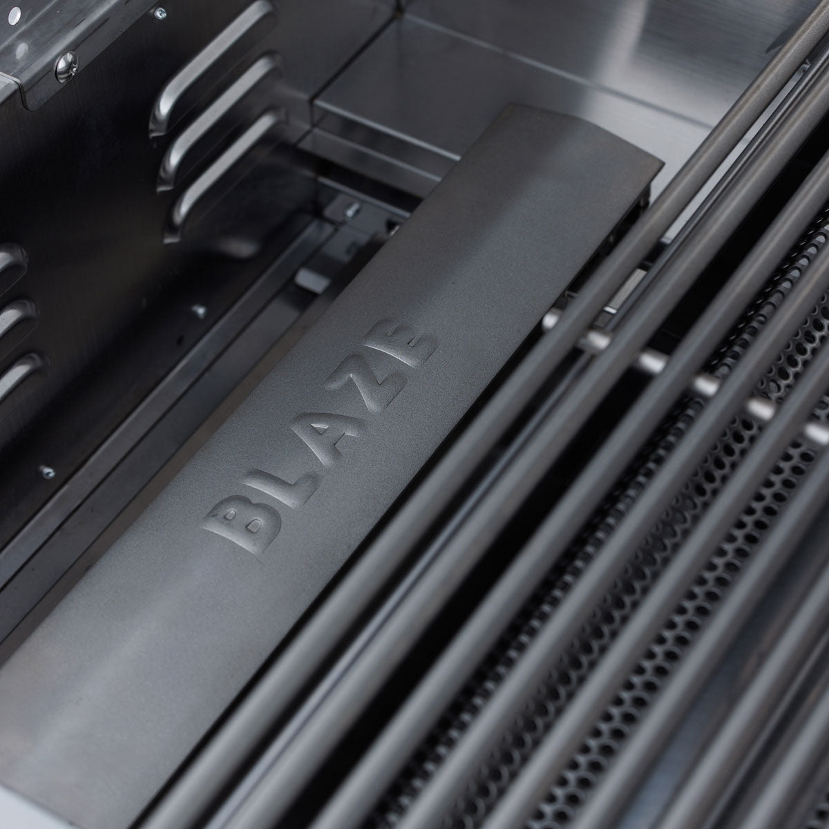Cast stainless burners under the cooking rods